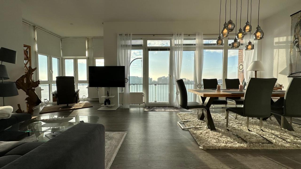Mit Blick Aufs In Wilhelmshaven